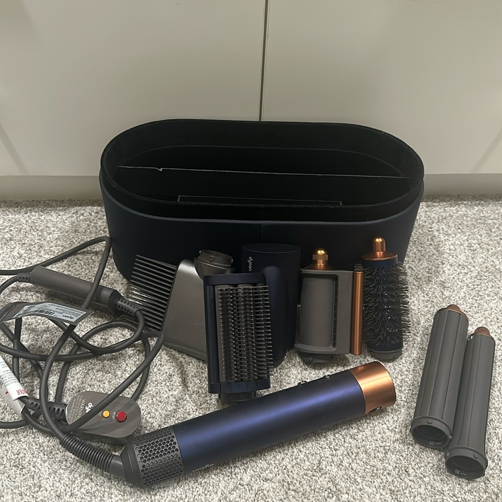 Dyson airwrap (used)